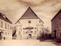 Katarinski trg nakon potresa 9. XI. 1880. Desno zgrada Sveučilišta (danas Gornjogradska gimnazija), sjedište MH od 1878. do 1882. U sredini, potresom teško oštećena crkva Sv. Katarine